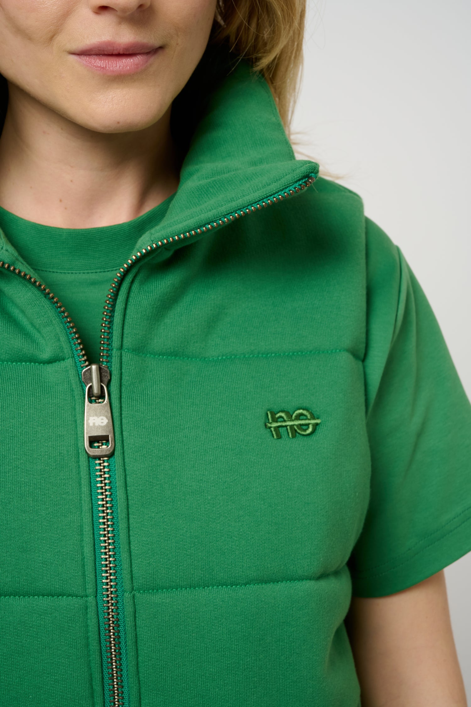 La Cozy vert émeraude, doudoune sans manches unisexe en coton biologique – vue 6