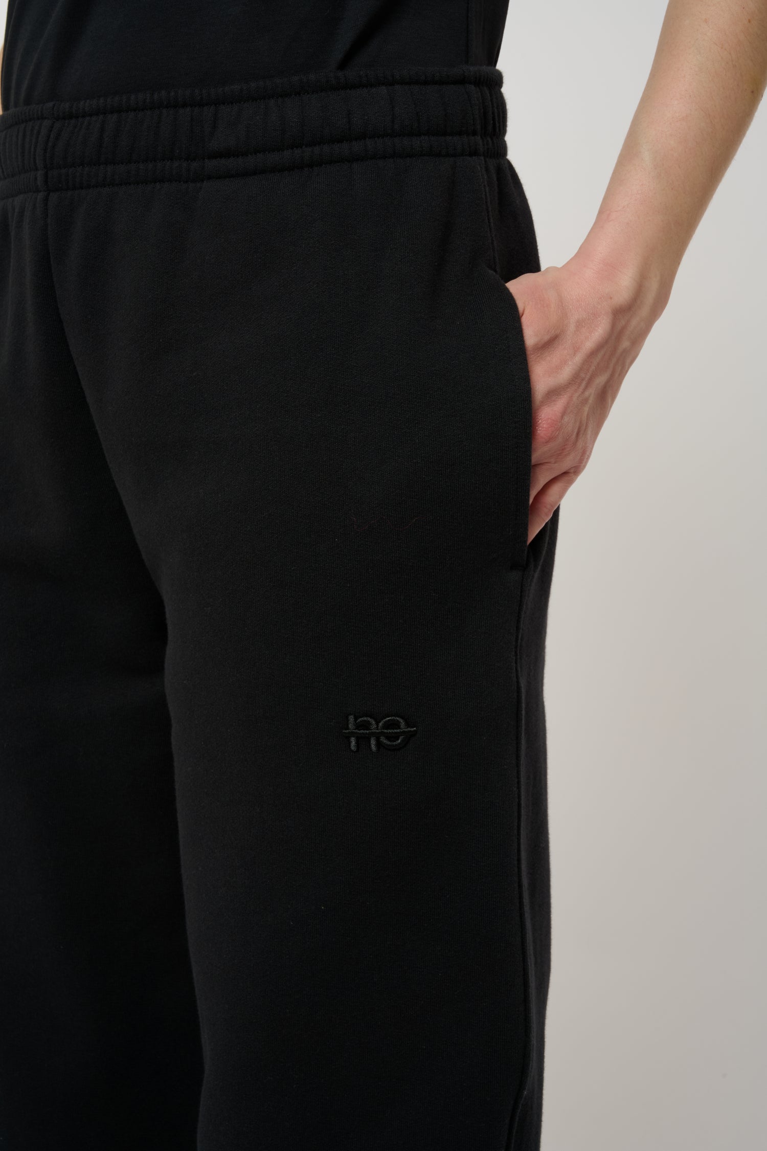 Le Flowsuit bleu nuit, ensemble sweat à capuche et jogging en coton biologique – vue 3