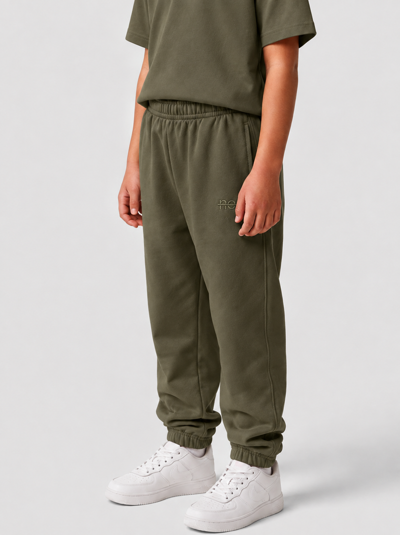 Le Flowy enfant vert kaki, pantalon jogging enfant en coton biologique – vue 1