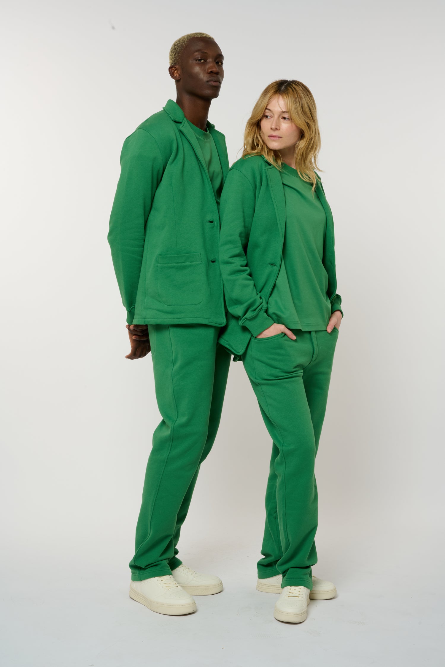 Le Jogstume vert émeraude, ensemble blazer et pantalon en coton biologique – vue 1