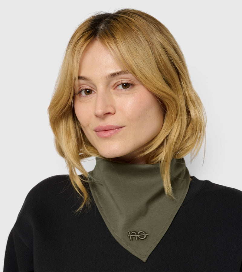 Le Trigly vert kaki, foulard triangle à nouer en coton biologique – vue 3
