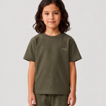 Le Ty-shirt O enfant vert kaki, T-shirt enfant col rond en coton biologique – vue 1