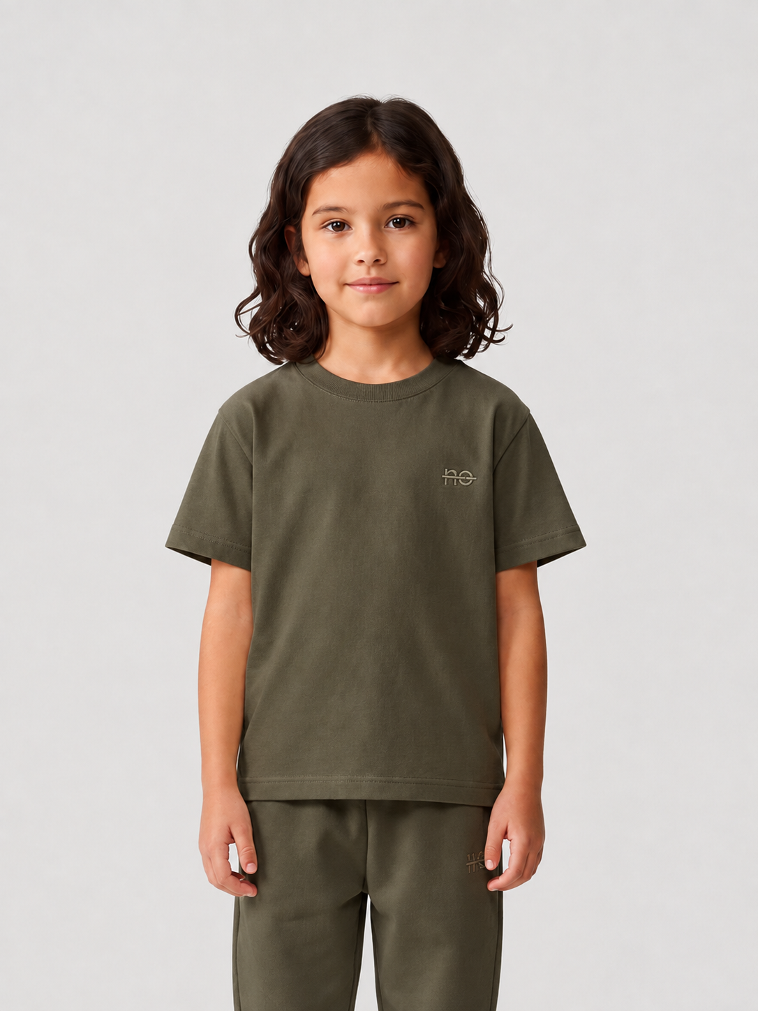 Le Ty-shirt O enfant vert kaki, T-shirt enfant col rond en coton biologique – vue 1