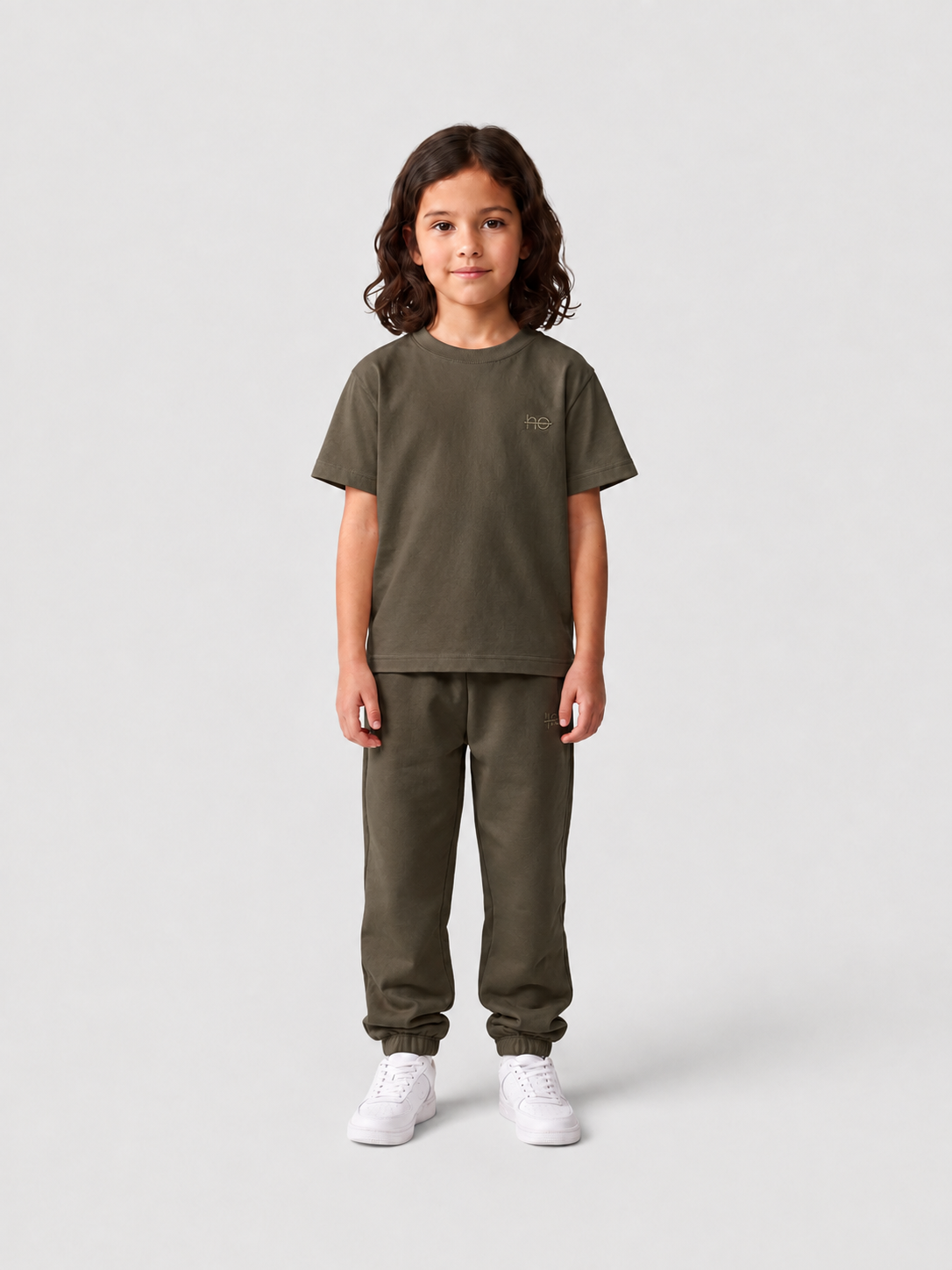 Le Ty-shirt O enfant vert kaki, T-shirt enfant col rond en coton biologique – vue 5